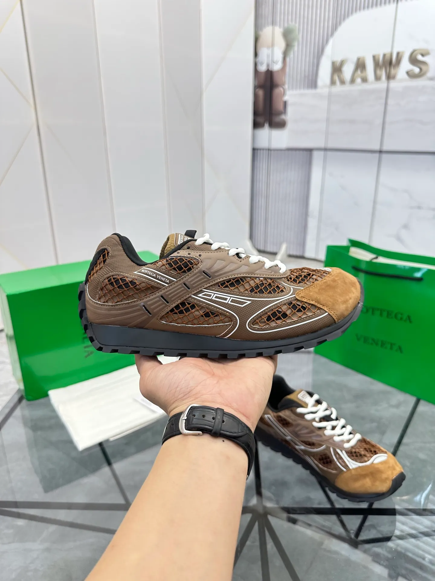 Factory men's shoes 💰: 620💰 (top version) BV Orbit sneakers Wang Yibo's same style couple's dad shoes Runner sneakers, made of lightweight technical mesh fabric. Matched with geometric pattern designed rubber outsole Wang Zha series high version Look for the package craftsmanship The actual height is much higher, but the legs are still slim. Very nice and playable and durable Matching to the standard 💯 Package shoe technology Look for the high version The outsole is made of color-blocked TPU outsole Women's model 35 36 37 38 39 40 41 (40 41 customized) Men's model 38 39 40 41 42 43 44 45. (Customized size 38 45.46) No. H345